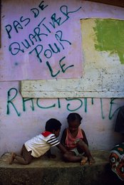 Archipel-des-Comores;-Enfants;-France;-Graffiti;-Inscription;-Kaleidos;-Kaleidos-images;-La-parole-à-limage;-Laurent-Abad;-Mayotte;-Mur;-Océan-Indien;-Racisme;-Stories-Pictures;-Vie-quotidienne